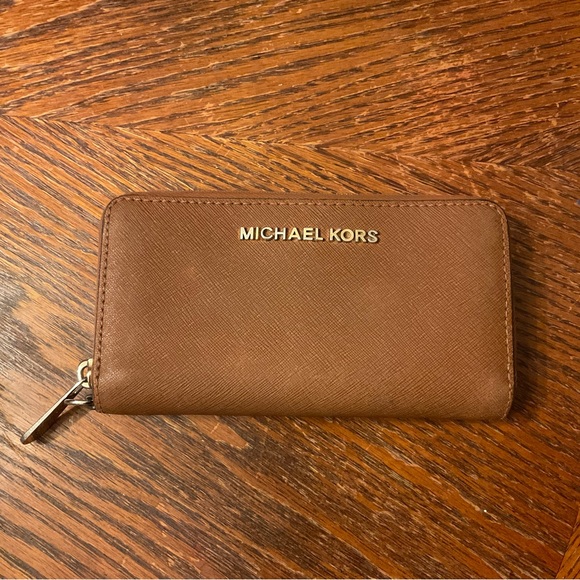 Michael Kors Brown Gold Zipper Wallet! - Picture 7 of 15